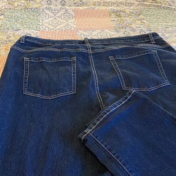 Style & Co- Curvy Dk Wash Jean Capri pant. Size 22. Lots of stretch. EUC. - Picture 3 of 4